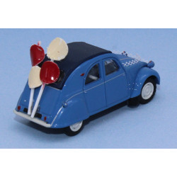 2 CV AZLP - bleue - capote fermée - voiture des mariés ballons